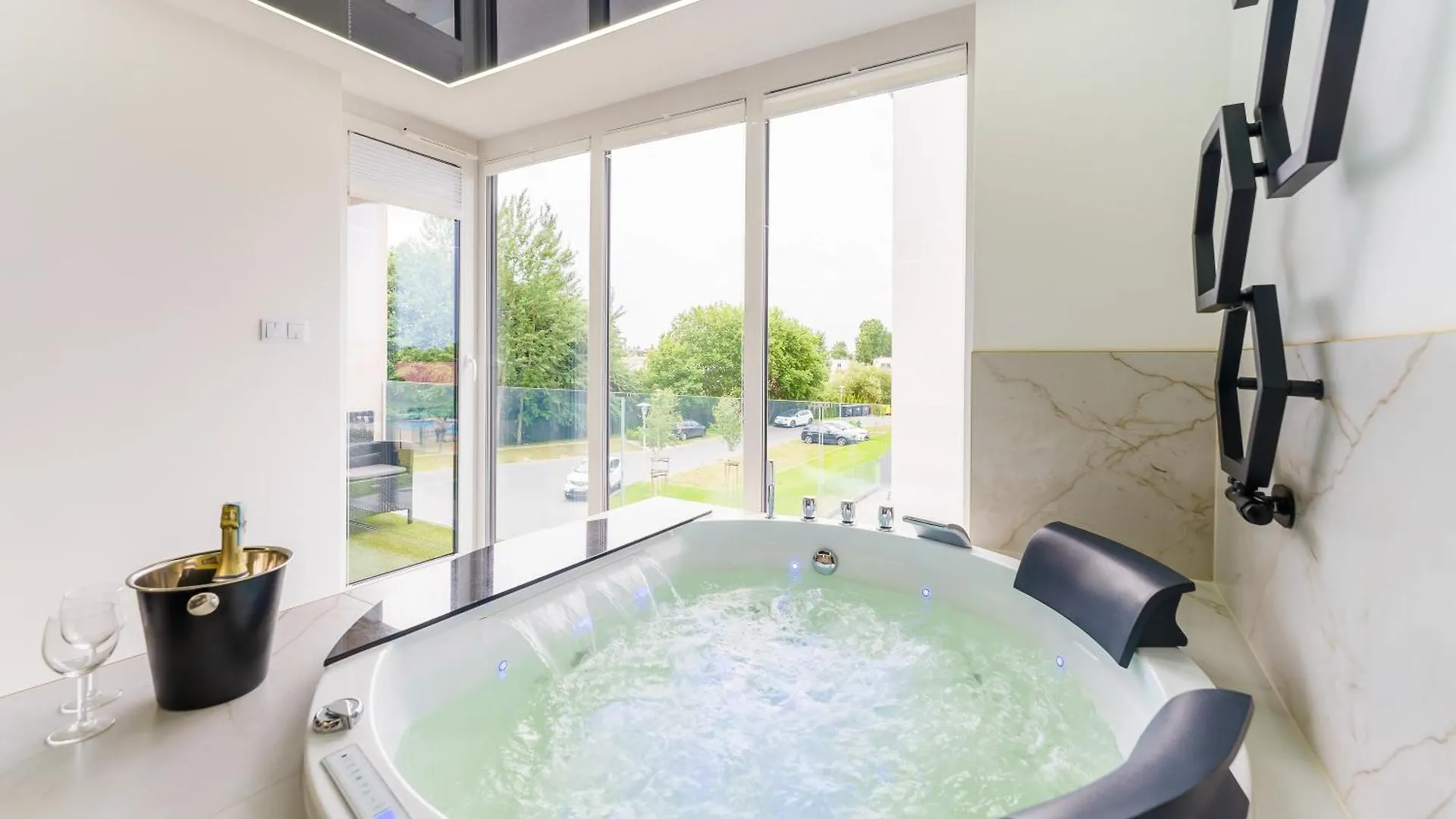 Golden Pearl Spa Prywatny Apartament Z Sauna I Jacuzzi Kołobrzeg 0*,